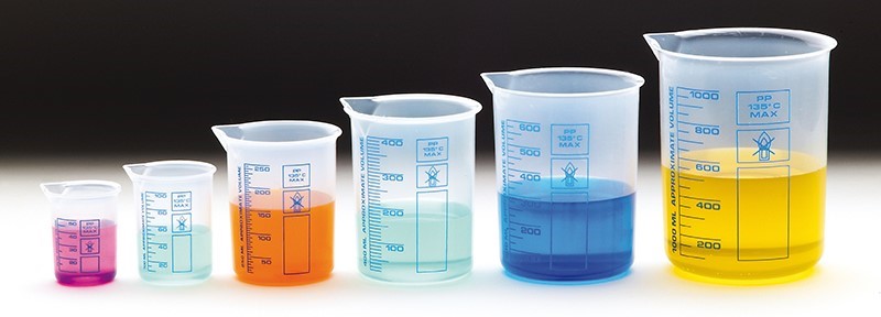 Becher aus PP mit Ausguß