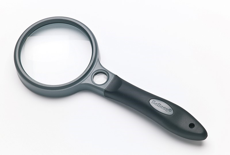 Handlupe mit ergonomisch günstig geformten Griff