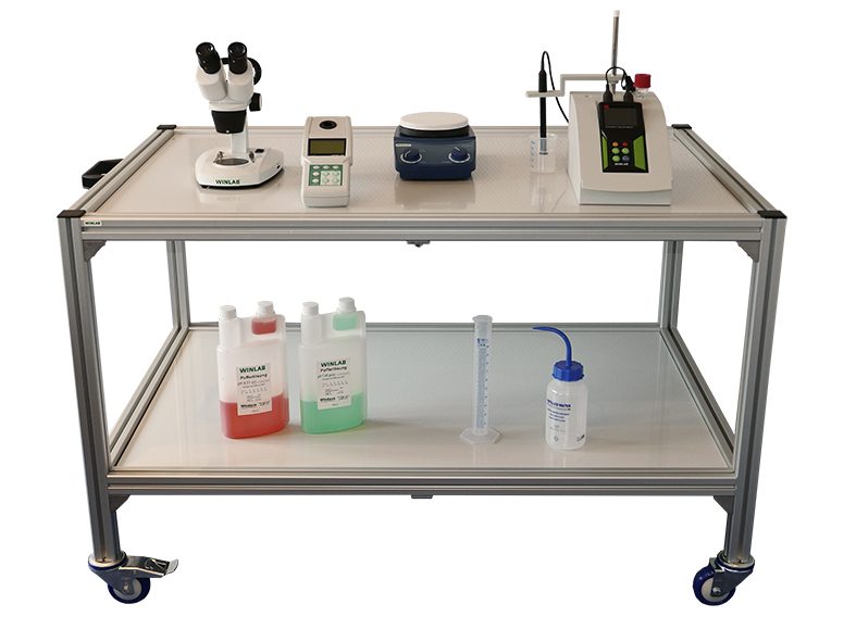 Geräte und Transportwagen