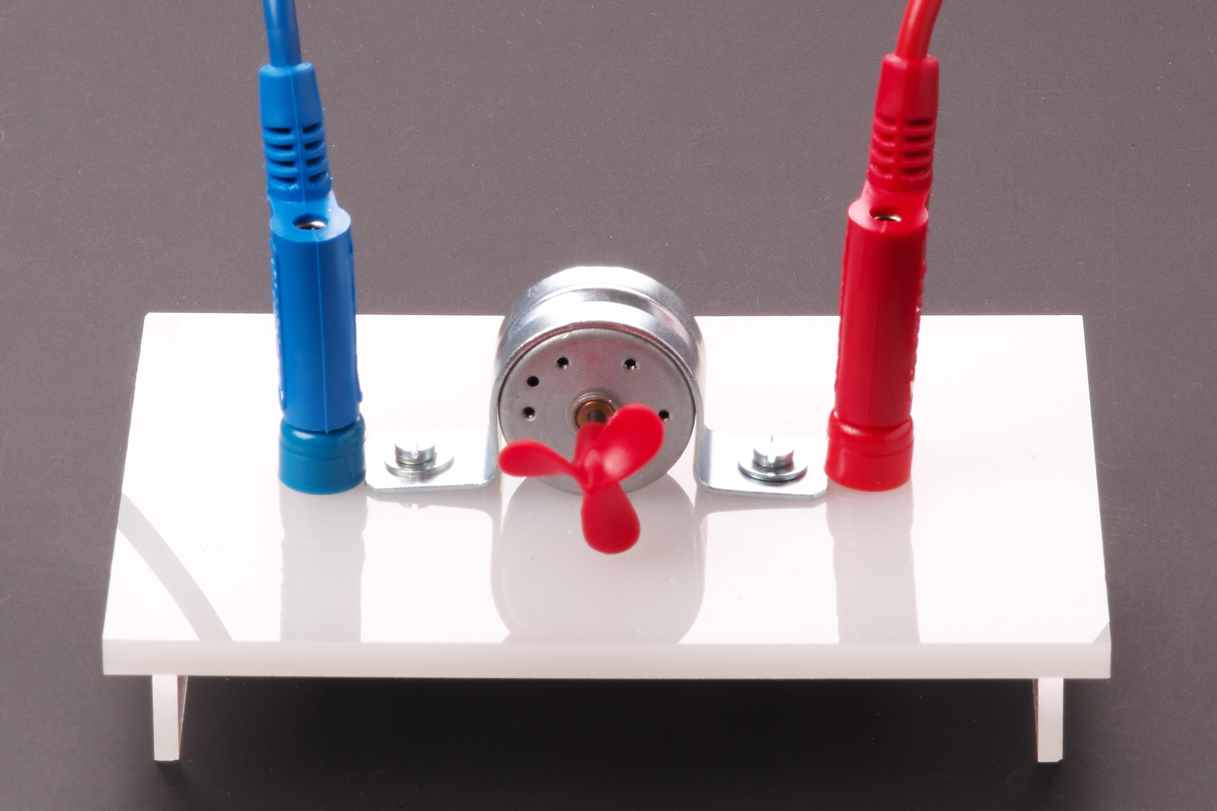 Motor auf Plexiglassockel